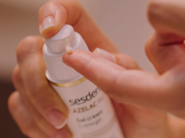 Imagen categoría manchas con manos dosificando crema gel Azelac Ru